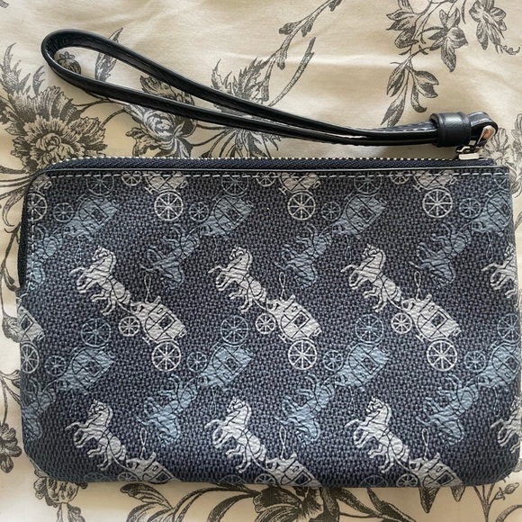 Coach  Wristlet new w/ no tags - Picture 3 of 3